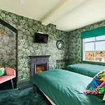 5 Bed In Oc-p32539 Holiday home *
